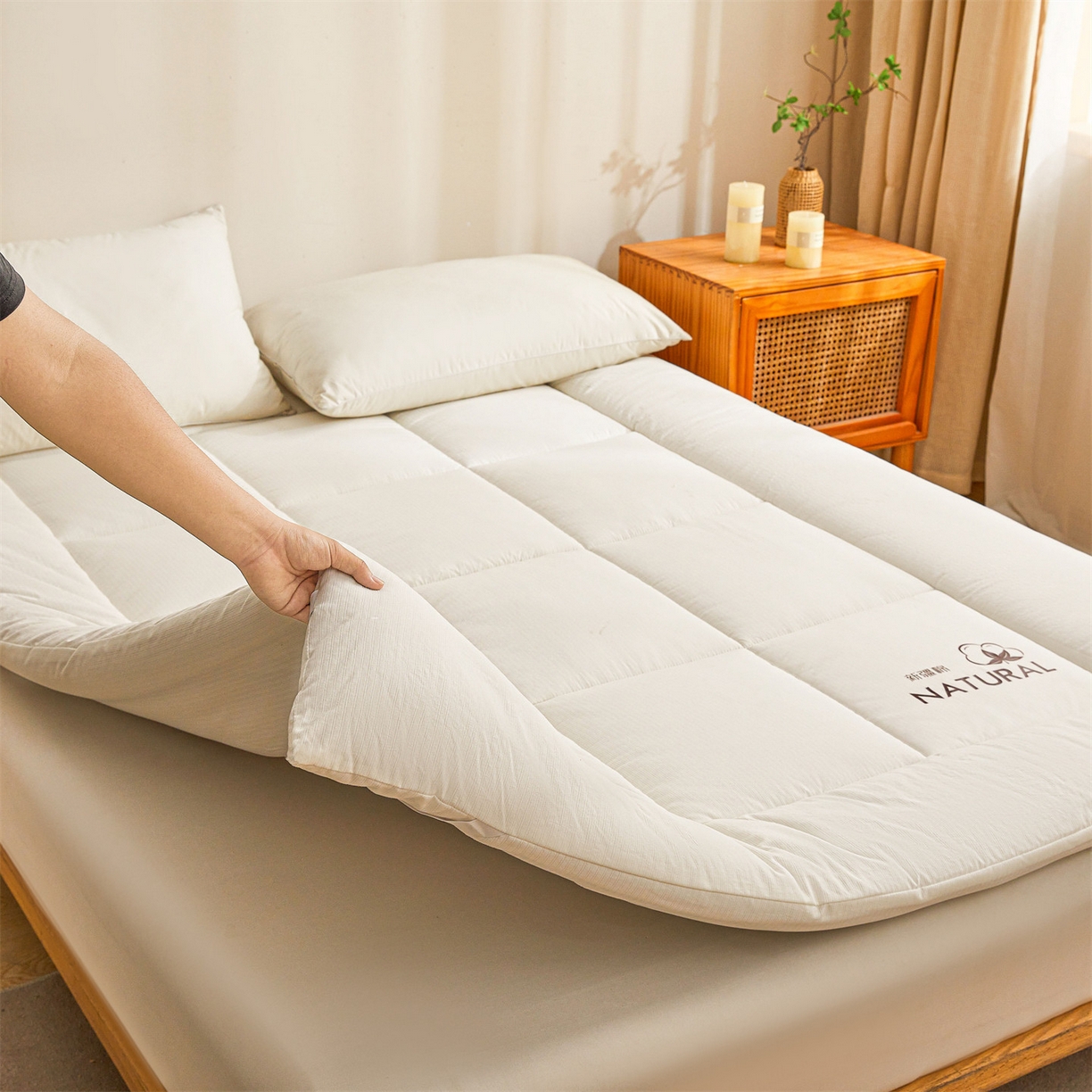 91家纺网 家纺一手货源 找家纺 （总）梵蒂莎 2025新款纯色烫画棉花床垫成人款场景二