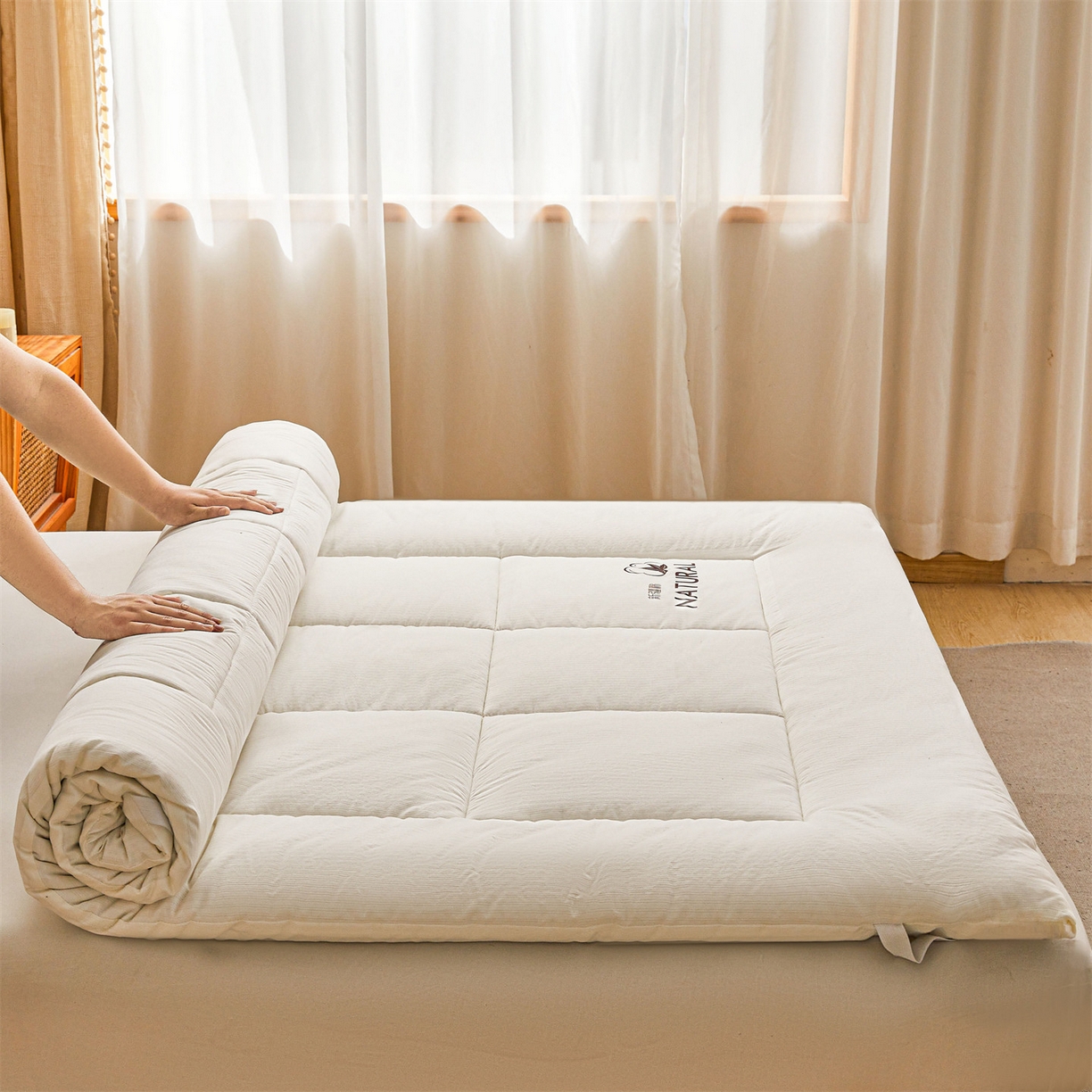 91家纺网 家纺一手货源 找家纺 （总）梵蒂莎 2025新款纯色烫画棉花床垫成人款场景二