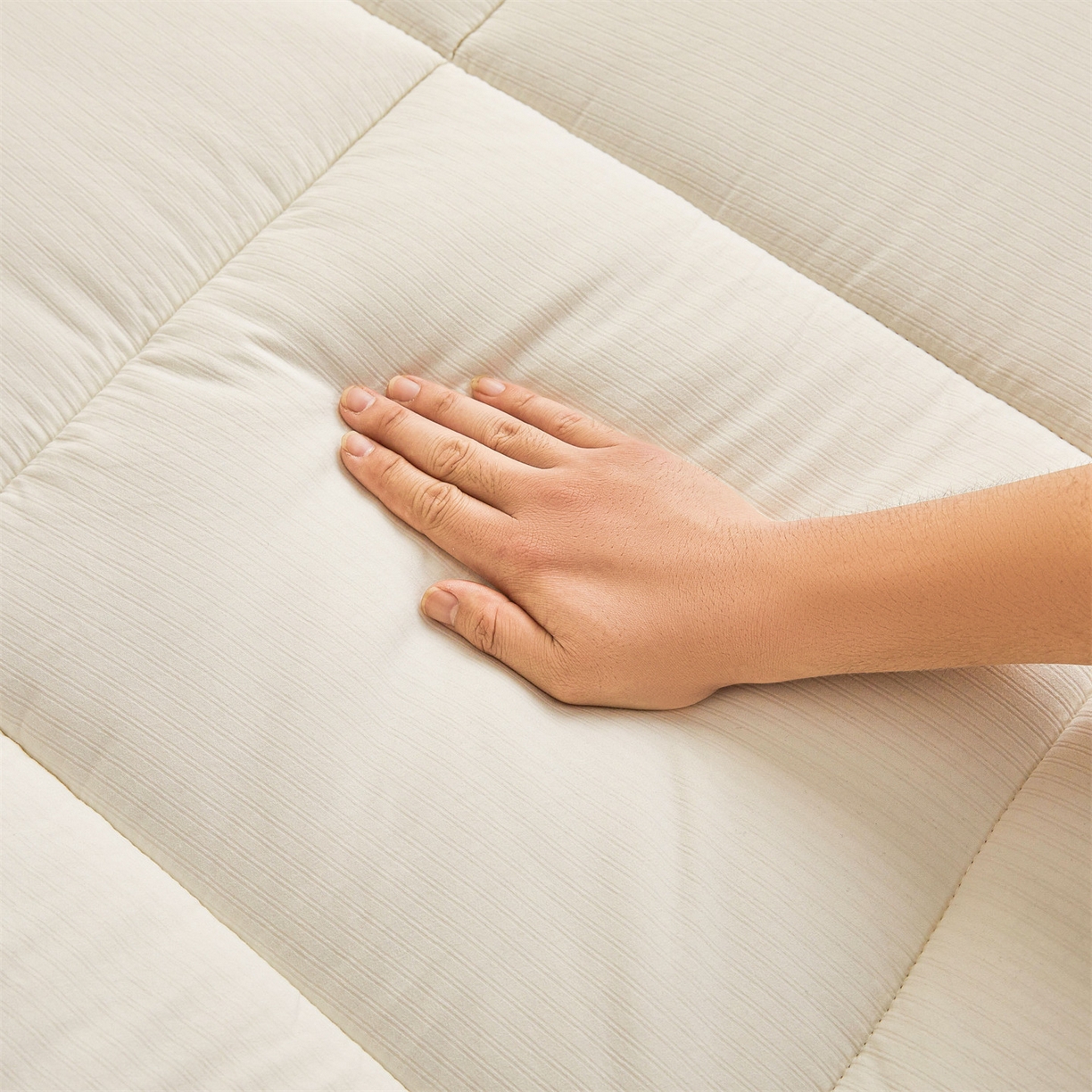 91家纺网 家纺一手货源 找家纺 （总）梵蒂莎 2025新款纯色烫画棉花床垫成人款场景二