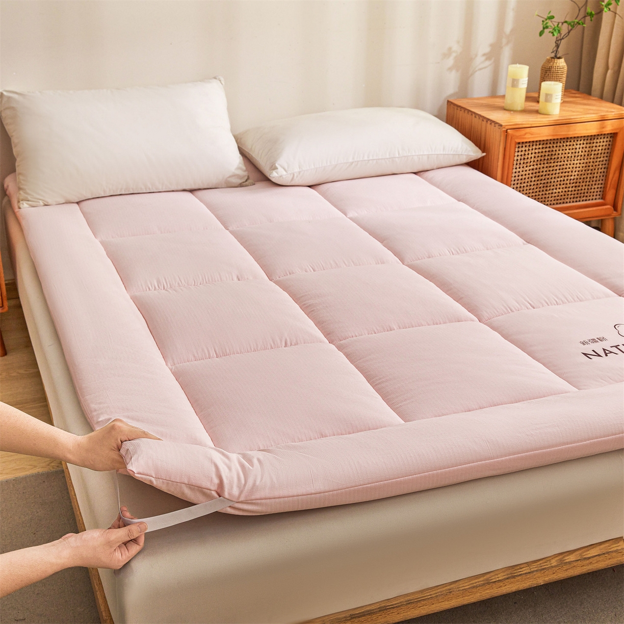 91家纺网 家纺一手货源 找家纺 （总）梵蒂莎 2025新款纯色烫画棉花床垫成人款场景二