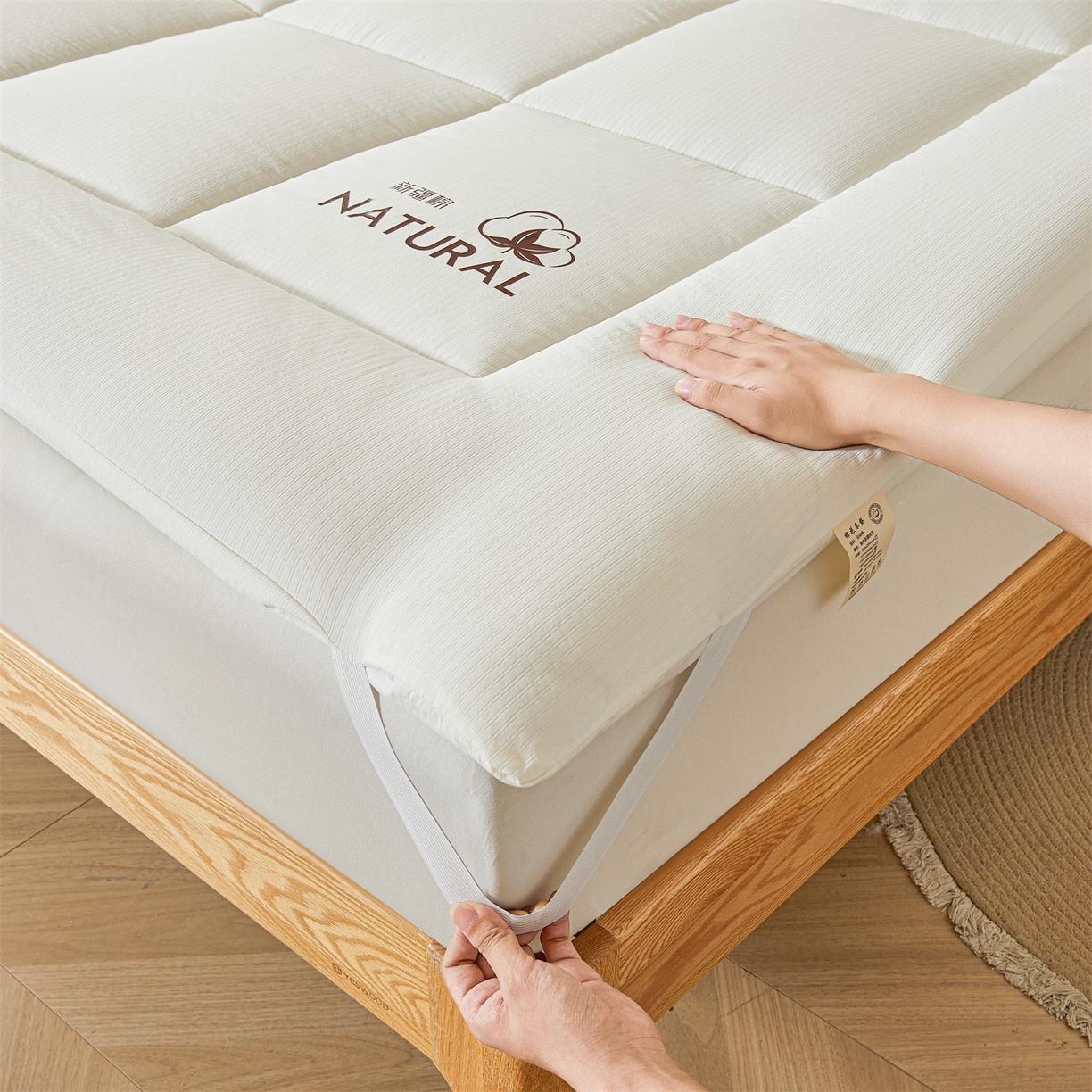 91家纺网 家纺一手货源 找家纺 梵蒂莎 2025新款纯色烫画棉花床垫成人款场景一 奶昔白