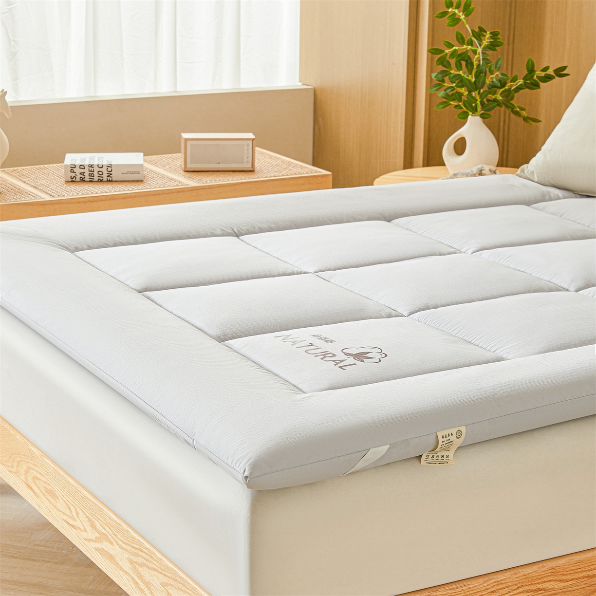 91家纺网 家纺一手货源 找家纺 梵蒂莎 2025新款纯色烫画棉花床垫成人款场景一 冰川灰