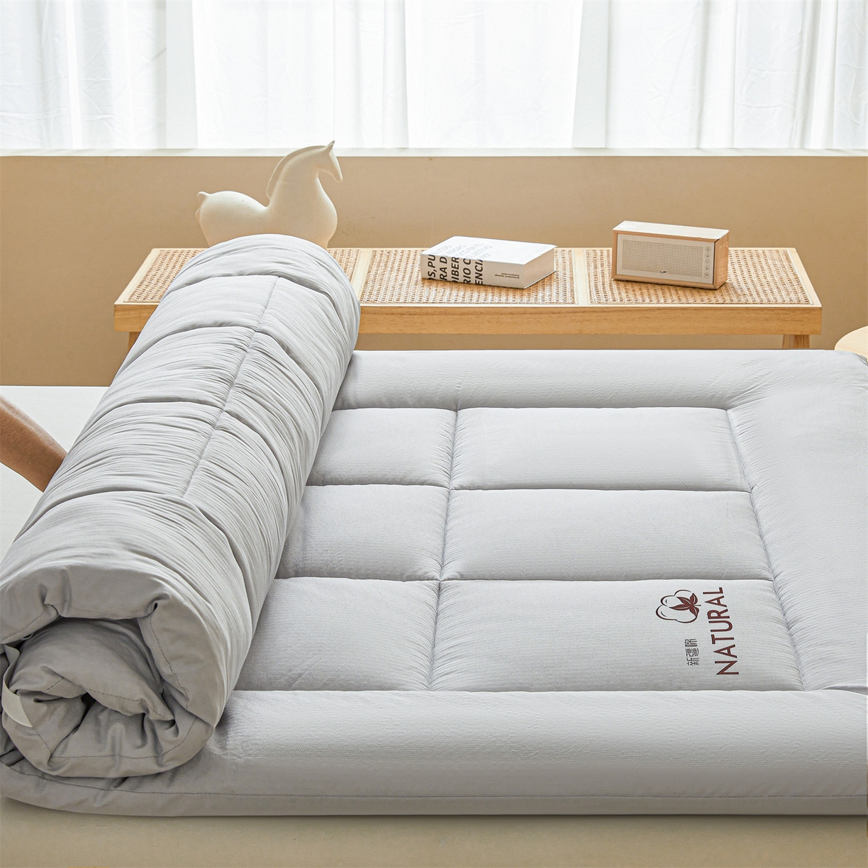 91家纺网 家纺一手货源 找家纺 梵蒂莎 2025新款纯色烫画棉花床垫成人款场景一 冰川灰