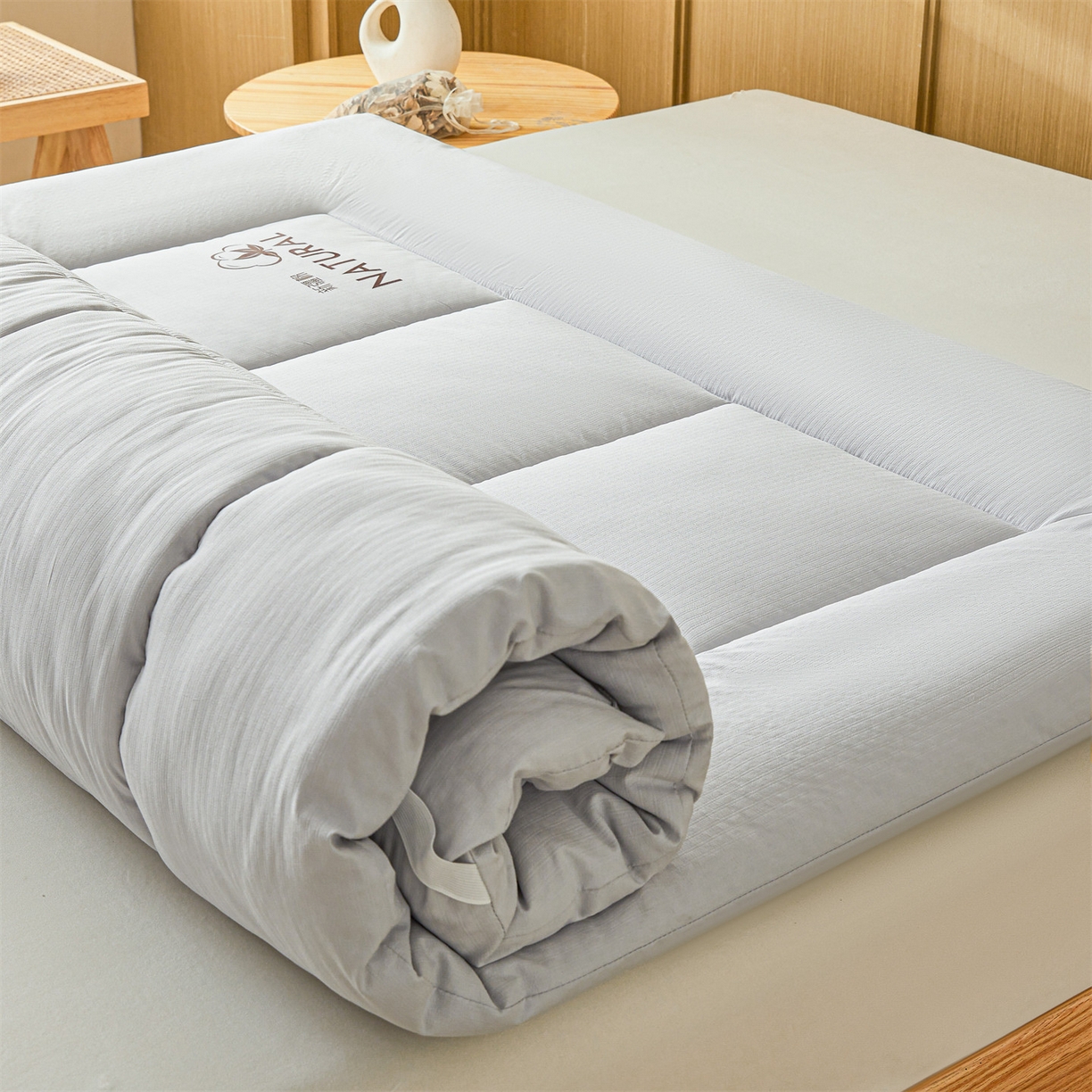 91家纺网 家纺一手货源 找家纺 梵蒂莎 2025新款纯色烫画棉花床垫成人款场景一 冰川灰