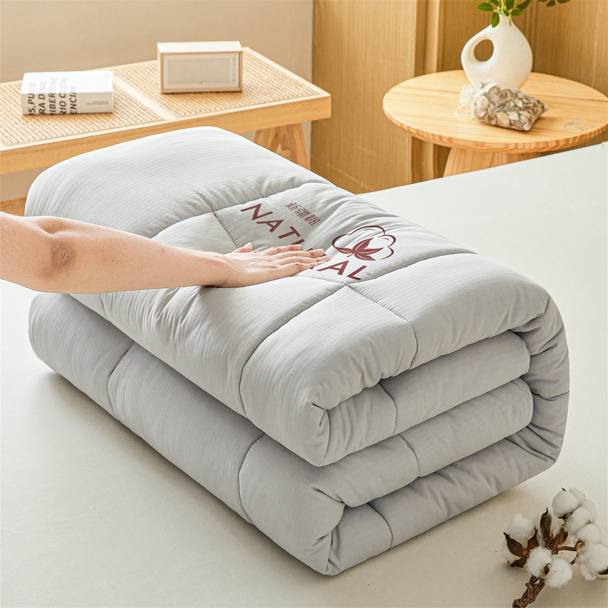 91家纺网 家纺一手货源 找家纺 梵蒂莎 2025新款纯色烫画棉花床垫成人款场景一 冰川灰