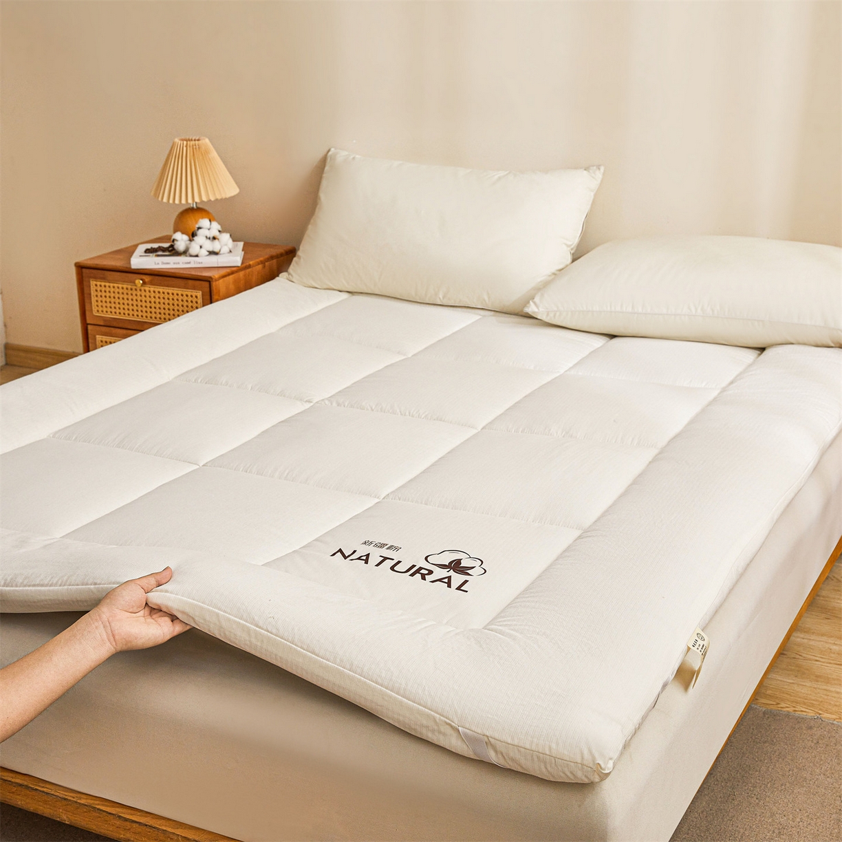 91家纺网 家纺一手货源 找家纺 梵蒂莎 2025新款纯色烫画棉花床垫成人款场景二 云朵白