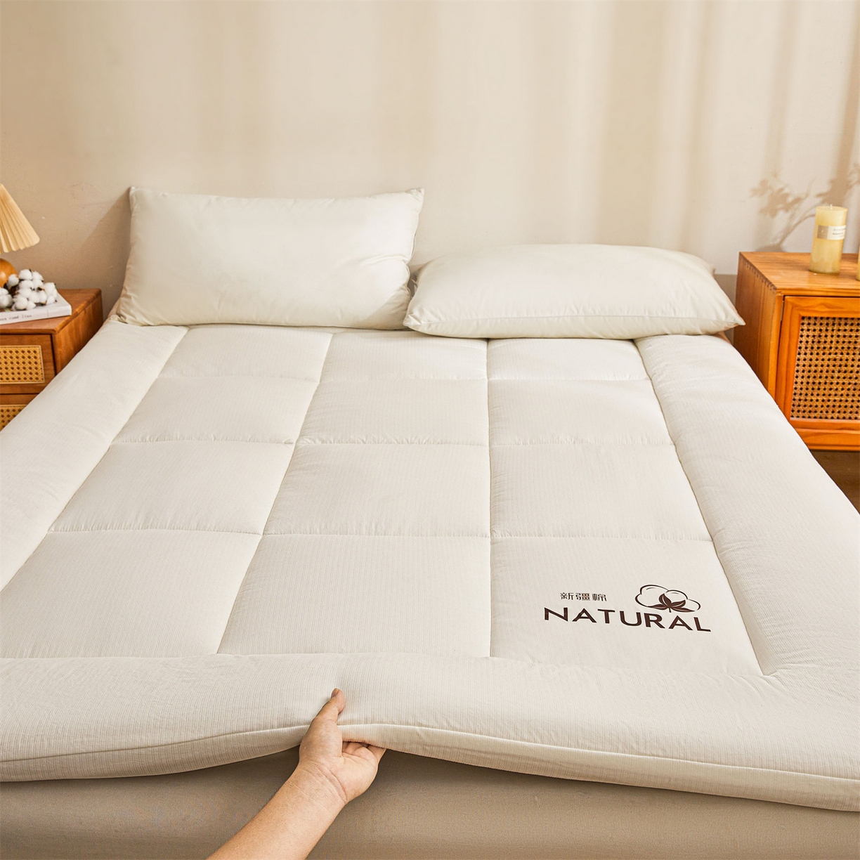 91家纺网 家纺一手货源 找家纺 梵蒂莎 2025新款纯色烫画棉花床垫成人款场景二 云朵白