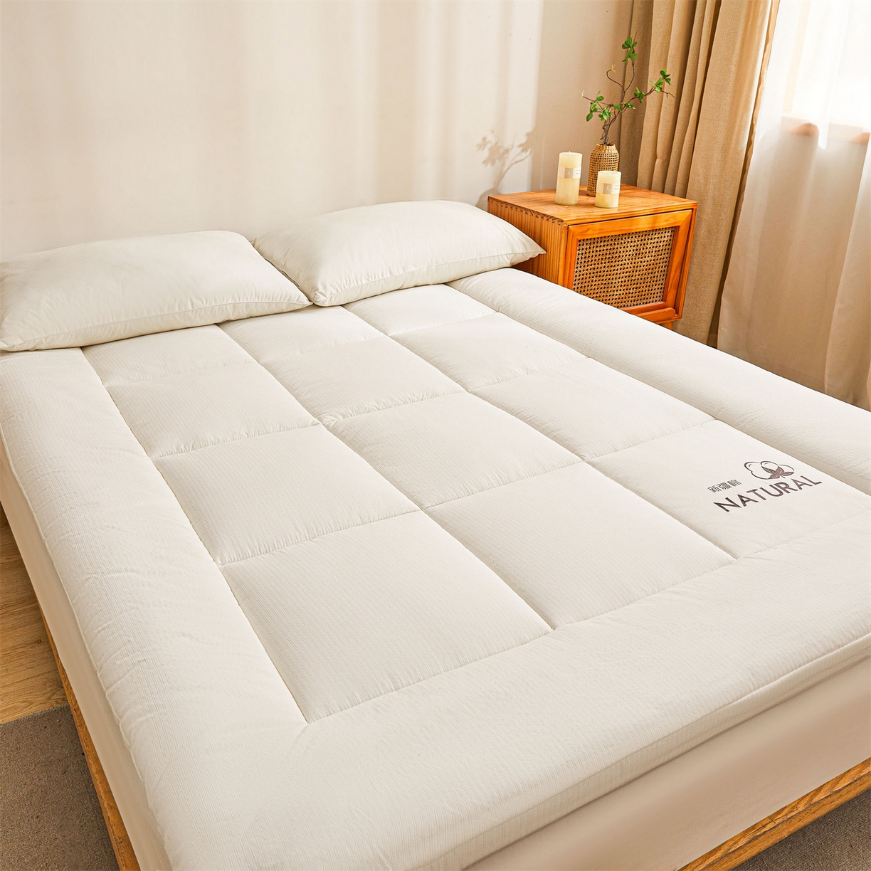 91家纺网 家纺一手货源 找家纺 梵蒂莎 2025新款纯色烫画棉花床垫成人款场景二 云朵白