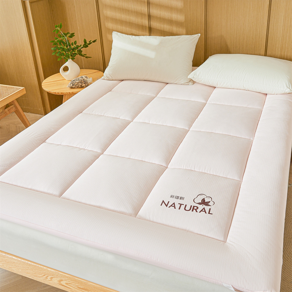 91家纺网 家纺一手货源 找家纺 梵蒂莎 2025新款纯色烫画棉花床垫成人款场景一 樱花粉