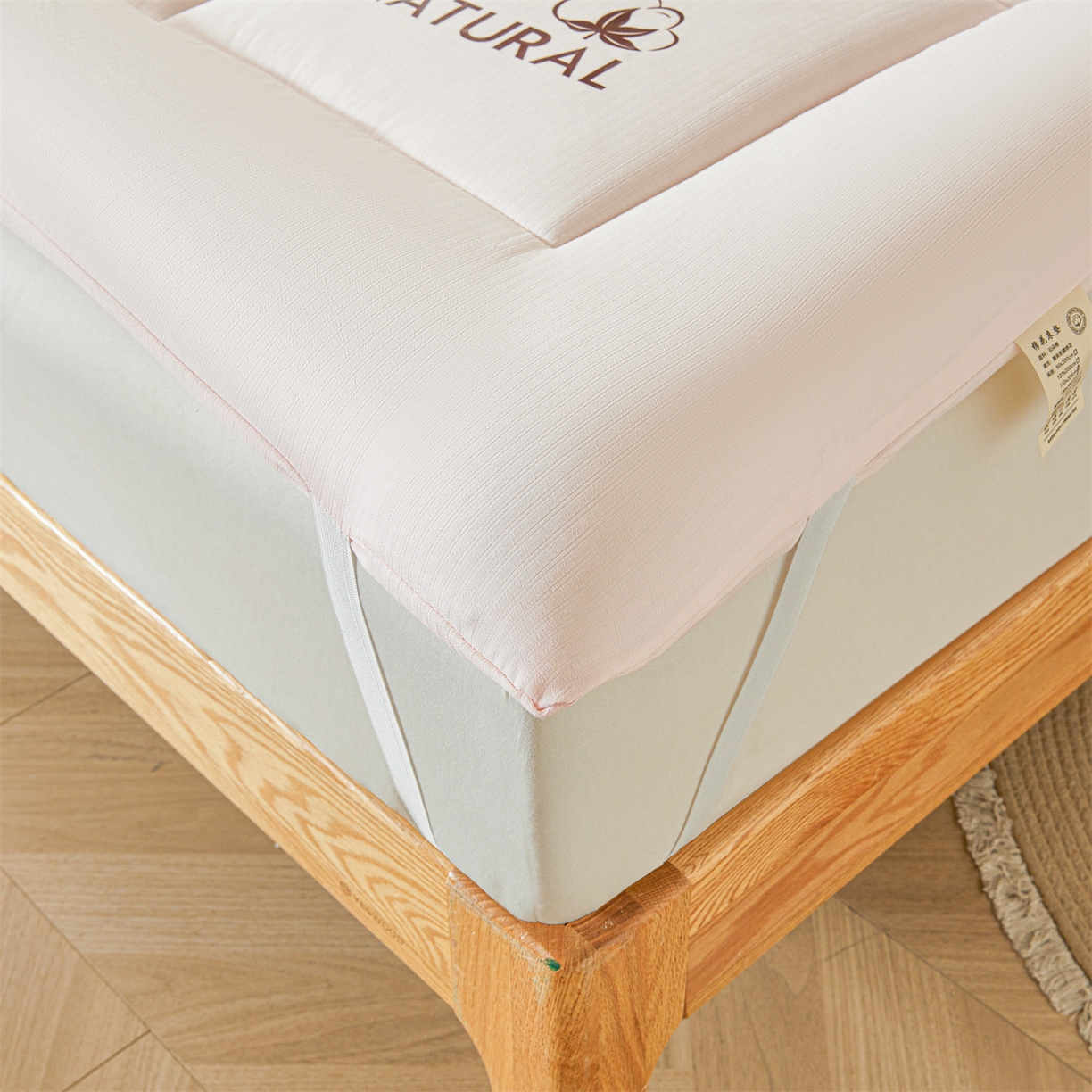 91家纺网 家纺一手货源 找家纺 梵蒂莎 2025新款纯色烫画棉花床垫成人款场景一 樱花粉