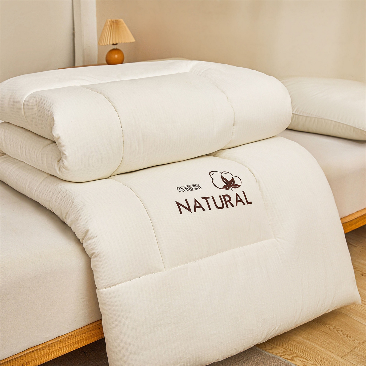 91家纺网 家纺一手货源 找家纺 梵蒂莎 2025新款纯色烫画棉花床垫成人款场景二 云朵白