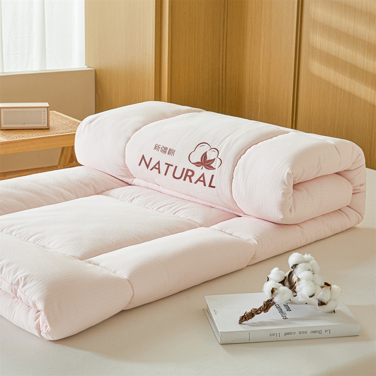 91家纺网 家纺一手货源 找家纺 梵蒂莎 2025新款纯色烫画棉花床垫成人款场景一 樱花粉