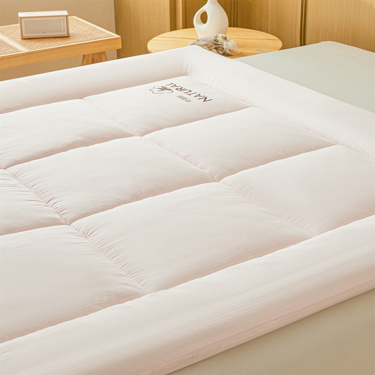 91家纺网 家纺一手货源 找家纺 梵蒂莎 2025新款纯色烫画棉花床垫成人款场景一 樱花粉