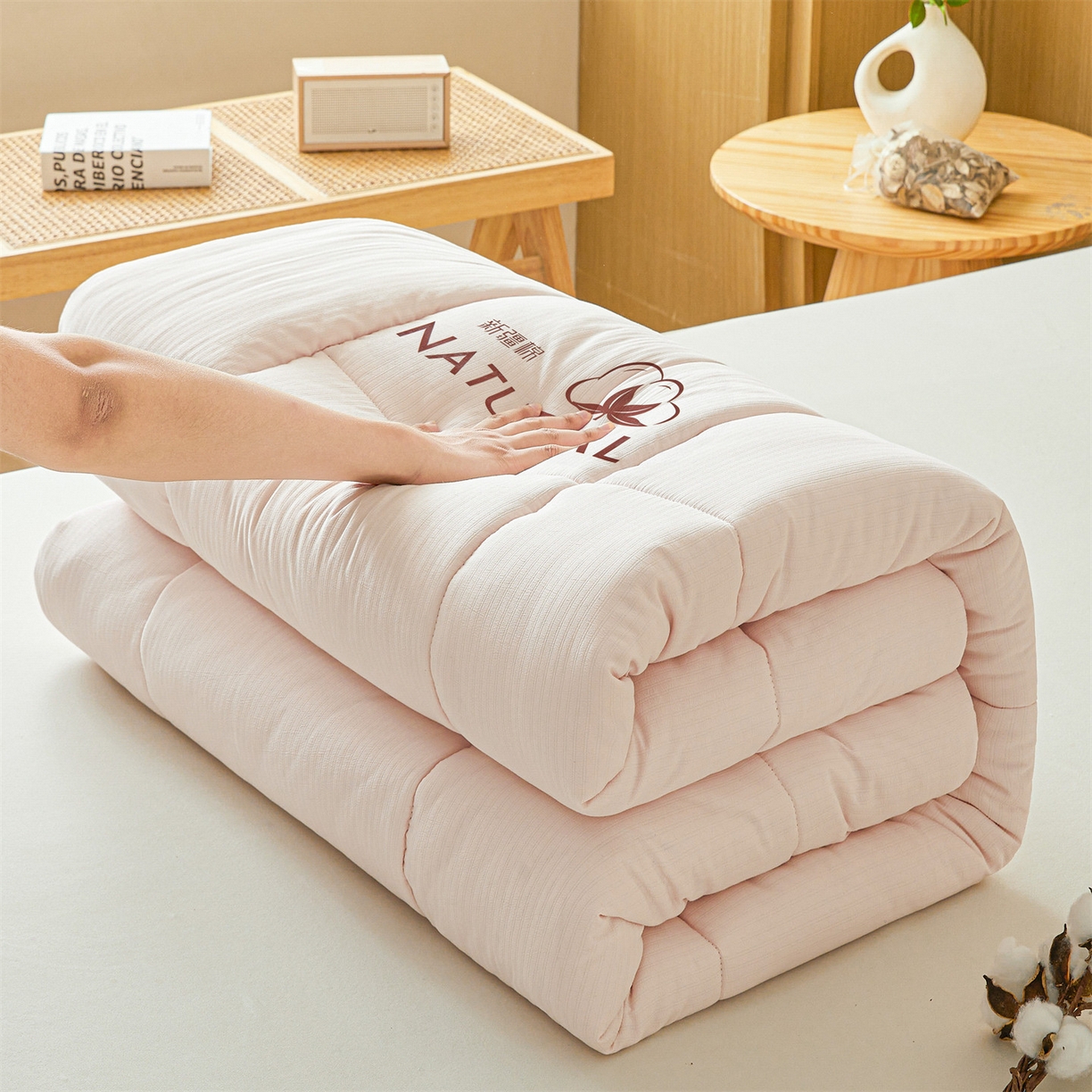 91家纺网 家纺一手货源 找家纺 梵蒂莎 2025新款纯色烫画棉花床垫成人款场景一 樱花粉