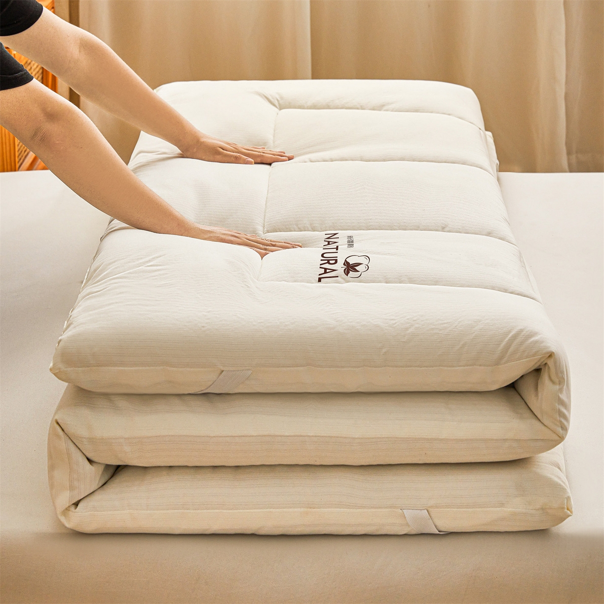 91家纺网 家纺一手货源 找家纺 梵蒂莎 2025新款纯色烫画棉花床垫成人款场景二 云朵白