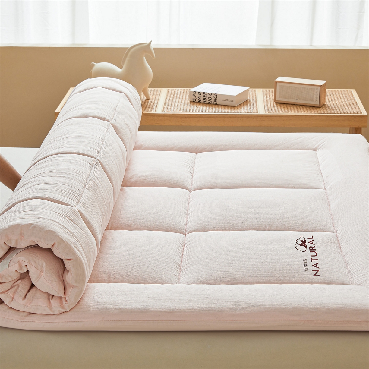 91家纺网 家纺一手货源 找家纺 梵蒂莎 2025新款纯色烫画棉花床垫成人款场景一 樱花粉