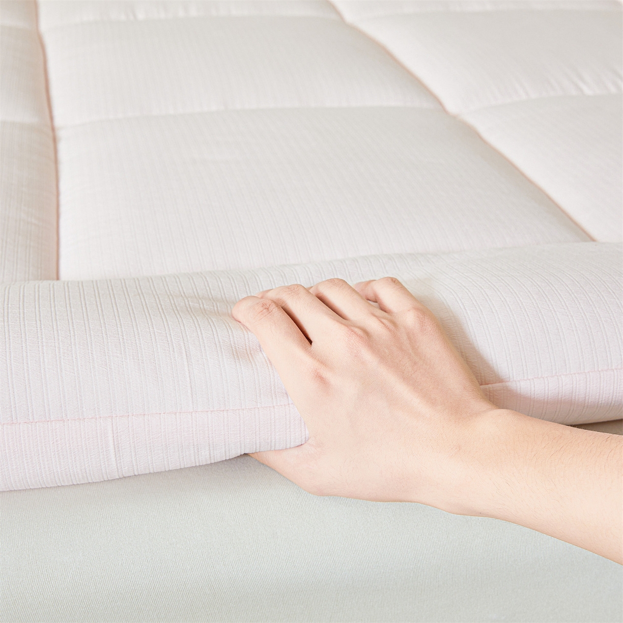 91家纺网 家纺一手货源 找家纺 梵蒂莎 2025新款纯色烫画棉花床垫成人款场景一 樱花粉