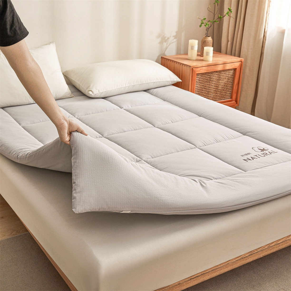 91家纺网 家纺一手货源 找家纺 梵蒂莎 2025新款纯色烫画棉花床垫成人款场景二 星辰灰