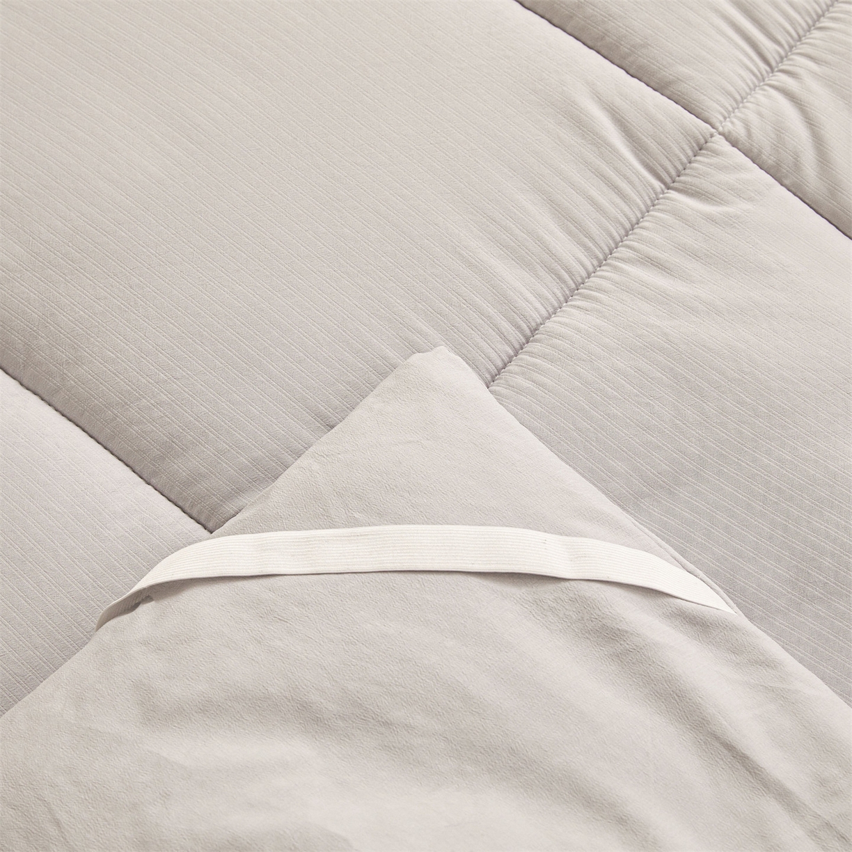 91家纺网 家纺一手货源 找家纺 梵蒂莎 2025新款纯色烫画棉花床垫成人款场景二 星辰灰