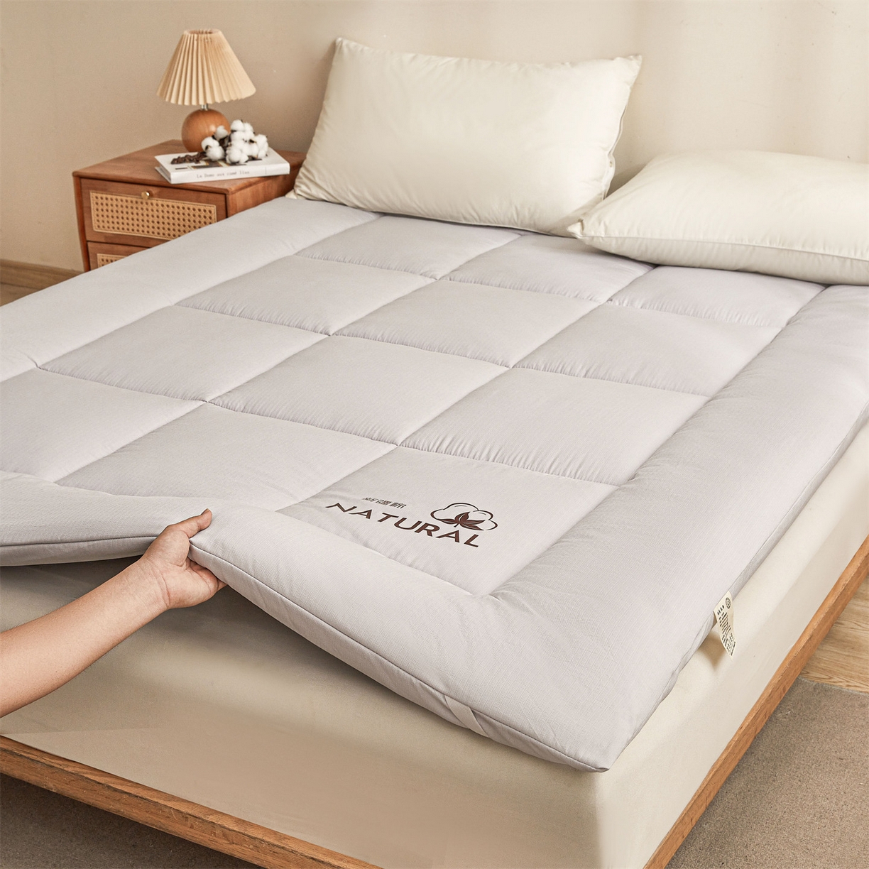 91家纺网 家纺一手货源 找家纺 梵蒂莎 2025新款纯色烫画棉花床垫成人款场景二 星辰灰