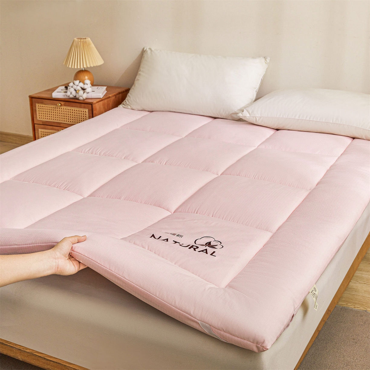 91家纺网 家纺一手货源 找家纺 梵蒂莎 2025新款纯色烫画棉花床垫成人款场景二 玉粉