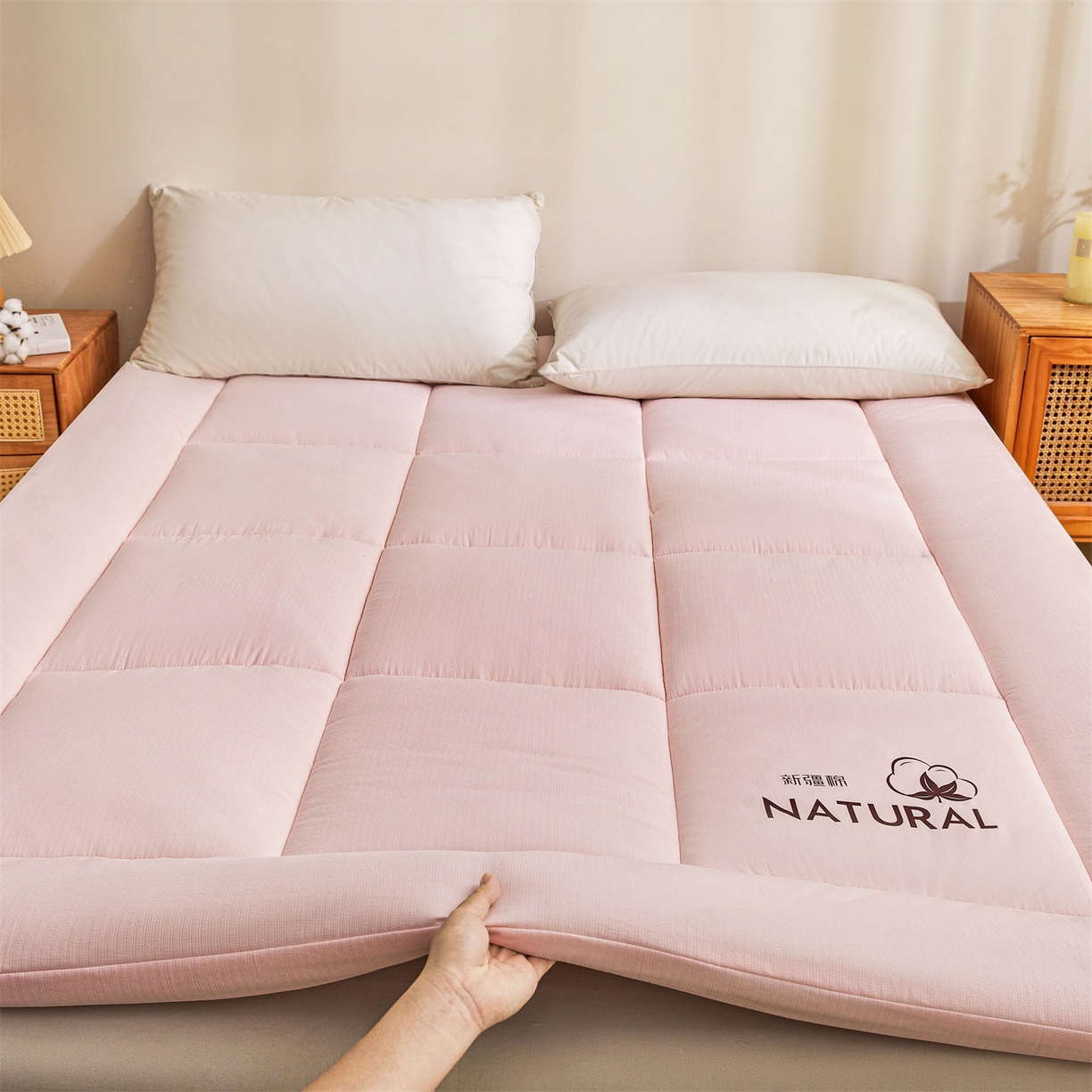 91家纺网 家纺一手货源 找家纺 梵蒂莎 2025新款纯色烫画棉花床垫成人款场景二 玉粉