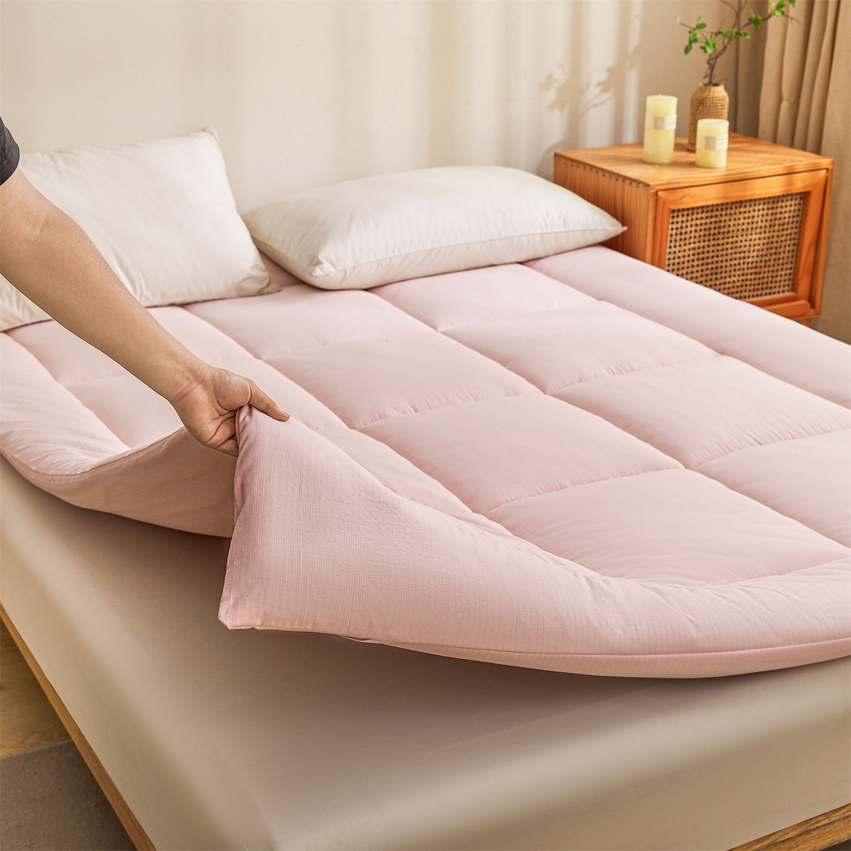 91家纺网 家纺一手货源 找家纺 梵蒂莎 2025新款纯色烫画棉花床垫成人款场景二 玉粉