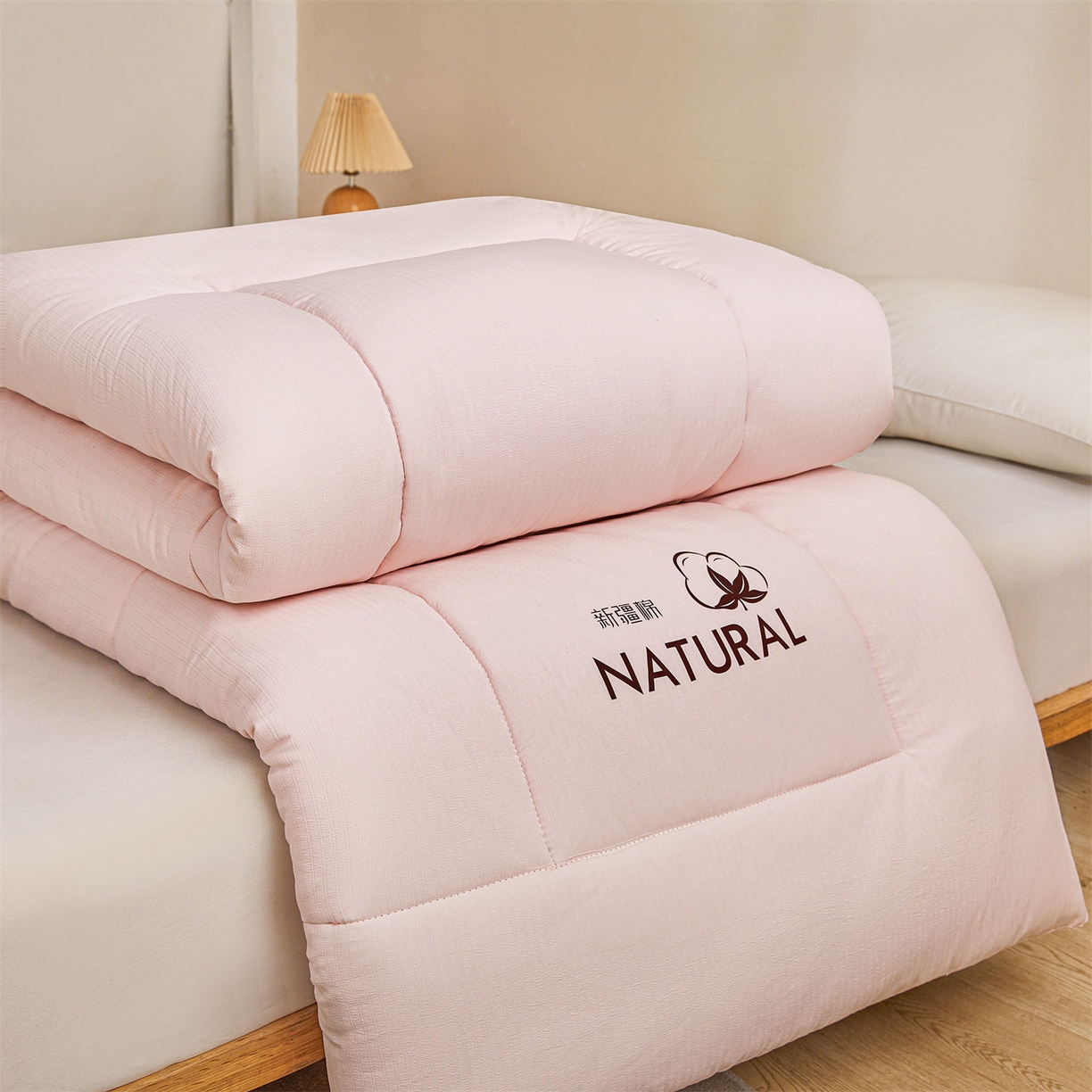 91家纺网 家纺一手货源 找家纺 梵蒂莎 2025新款纯色烫画棉花床垫成人款场景二 玉粉