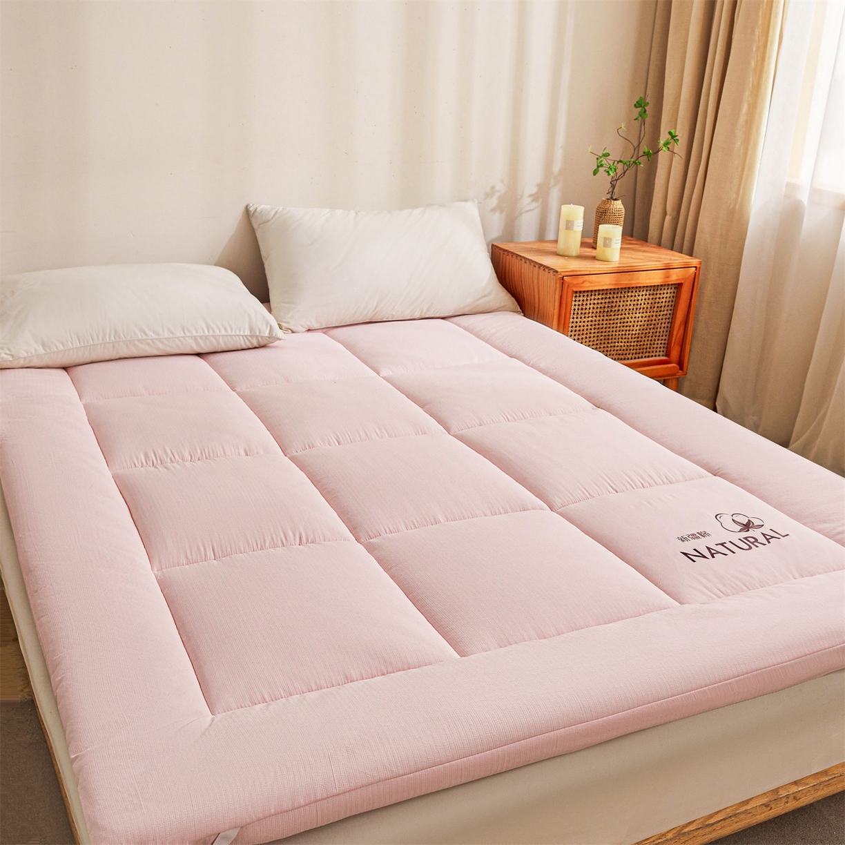 91家纺网 家纺一手货源 找家纺 梵蒂莎 2025新款纯色烫画棉花床垫成人款场景二 玉粉