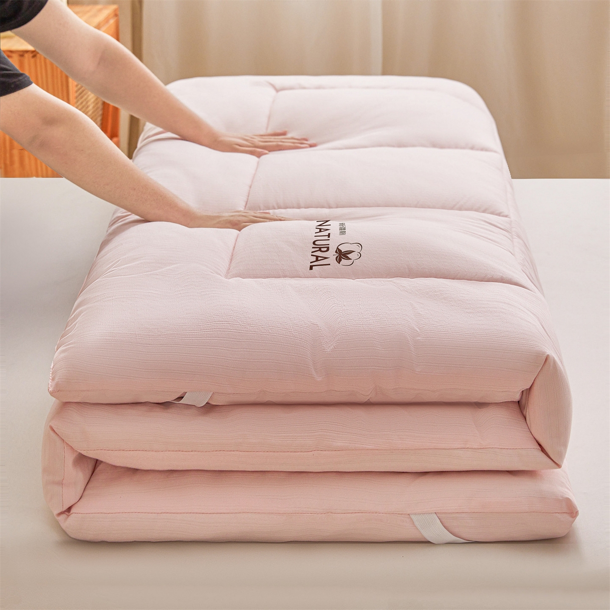 91家纺网 家纺一手货源 找家纺 梵蒂莎 2025新款纯色烫画棉花床垫成人款场景二 玉粉