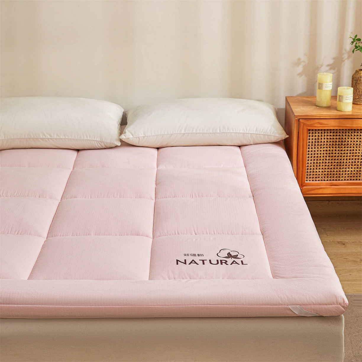 91家纺网 家纺一手货源 找家纺 梵蒂莎 2025新款纯色烫画棉花床垫成人款场景二 玉粉