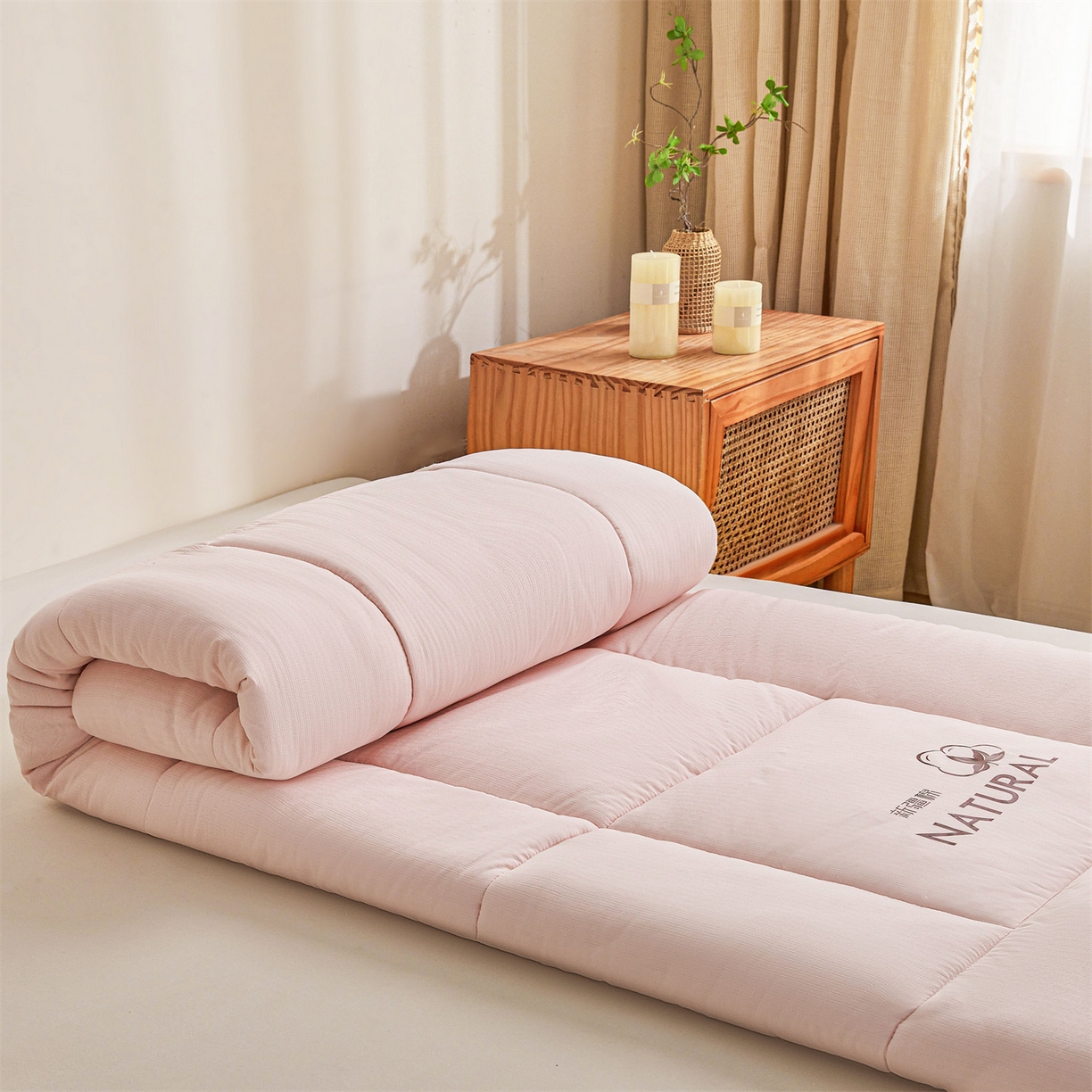 91家纺网 家纺一手货源 找家纺 梵蒂莎 2025新款纯色烫画棉花床垫成人款场景二 玉粉