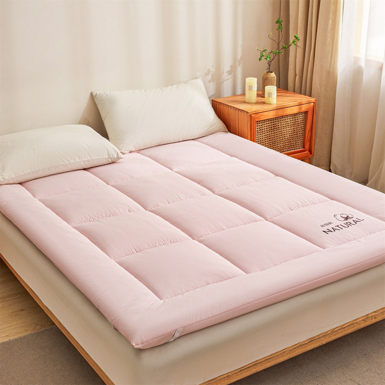 91家纺网 家纺一手货源 找家纺 梵蒂莎 2025新款纯色烫画棉花床垫成人款场景二 玉粉