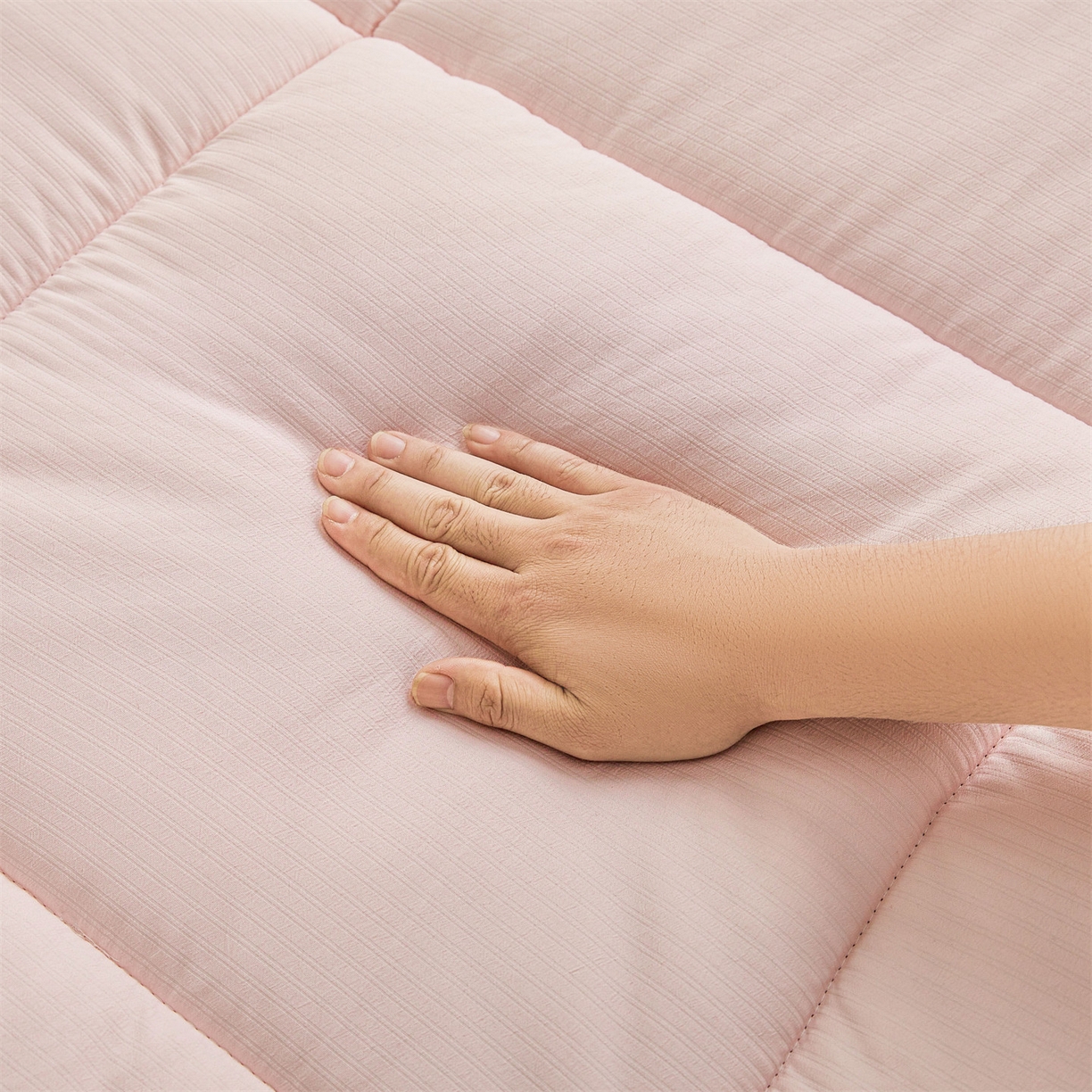 91家纺网 家纺一手货源 找家纺 梵蒂莎 2025新款纯色烫画棉花床垫成人款场景二 玉粉