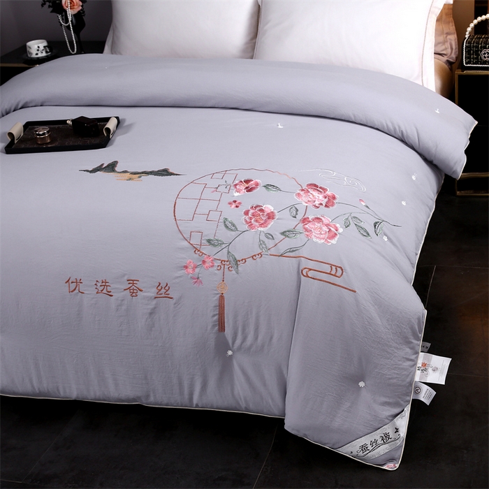 91家纺网 家纺一手货源 找家纺 江山被业 2025新款全棉重工刺绣手工订花蚕丝被婚庆被空调被夏被春秋被单人双人结婚被（有控价+100） 灰色