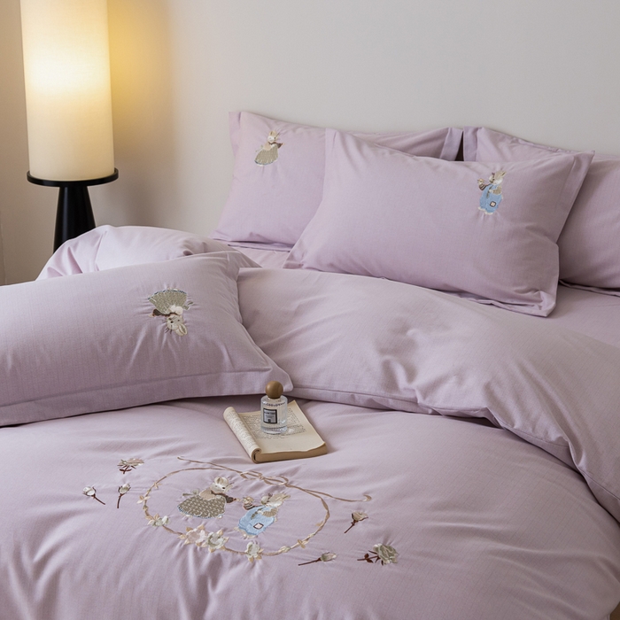 91家纺网 家纺一手货源 找家纺 巧玲珑 2025新款生态四件套卡诺其-香芋紫