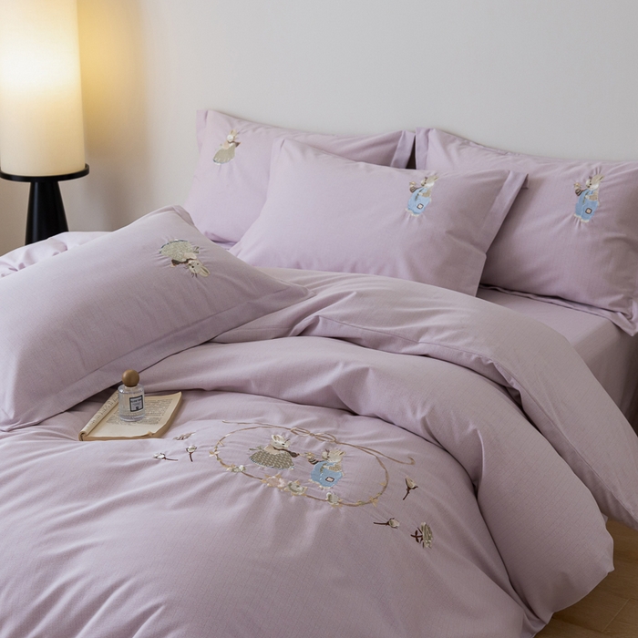 91家纺网 家纺一手货源 找家纺 巧玲珑 2025新款生态四件套卡诺其-香芋紫