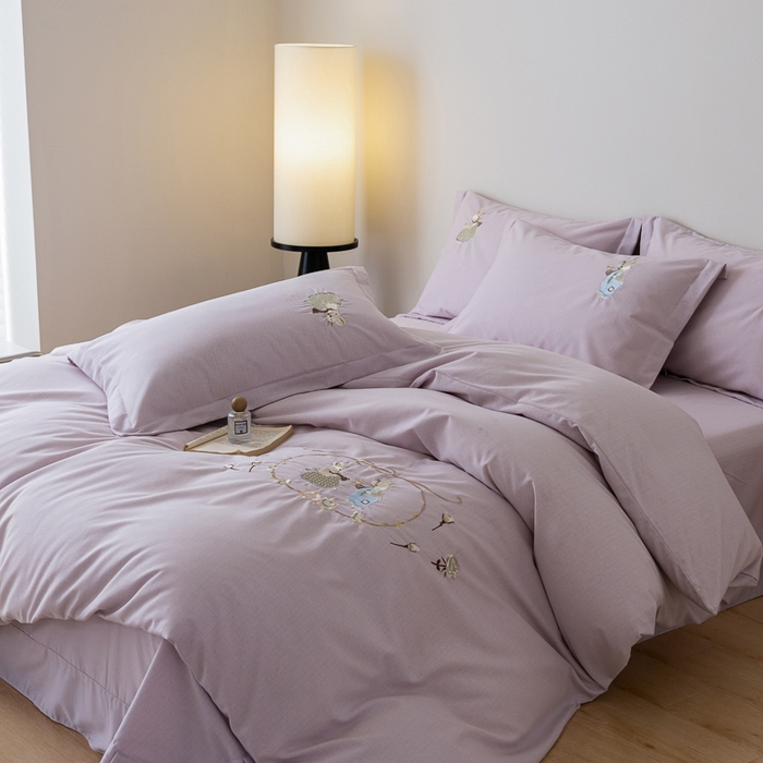 91家纺网 家纺一手货源 找家纺 巧玲珑 2025新款生态四件套卡诺其-香芋紫