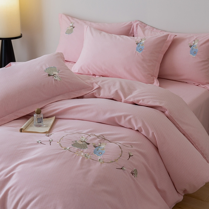 91家纺网 家纺一手货源 找家纺 巧玲珑 2025新款生态四件套卡诺其-樱花粉