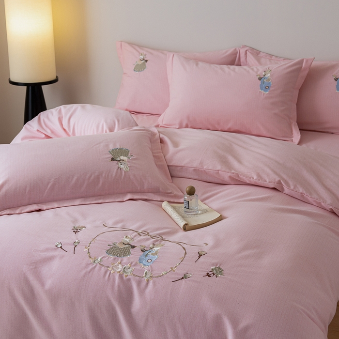 91家纺网 家纺一手货源 找家纺 巧玲珑 2025新款生态四件套卡诺其-樱花粉