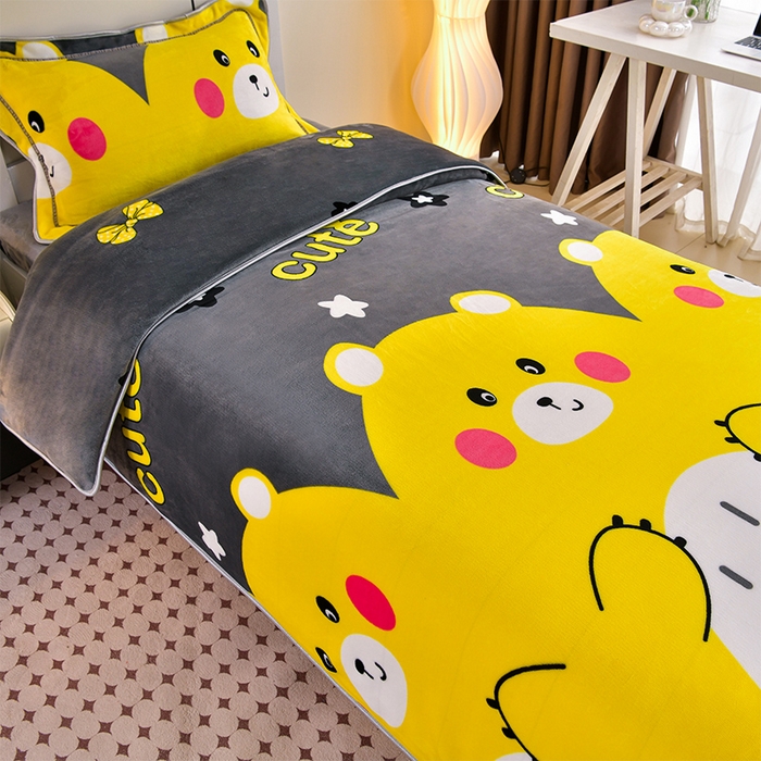 91家纺网 家纺一手货源 找家纺 缘莉娜家纺 2025新款牛奶绒印花学生宿舍三件套上下铺三件套 抱抱熊