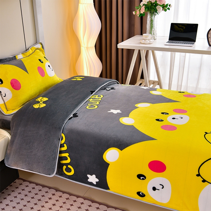 91家纺网 家纺一手货源 找家纺 缘莉娜家纺 2025新款牛奶绒印花学生宿舍三件套上下铺三件套 抱抱熊