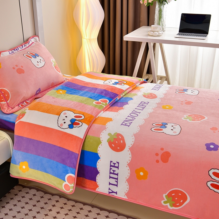 91家纺网 家纺一手货源 找家纺 缘莉娜家纺 2025新款牛奶绒印花学生宿舍三件套上下铺三件套 兔兔乐园