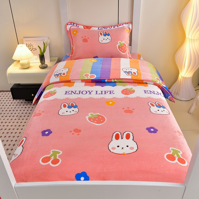 91家纺网 家纺一手货源 找家纺 缘莉娜家纺 2025新款牛奶绒印花学生宿舍三件套上下铺三件套 兔兔乐园