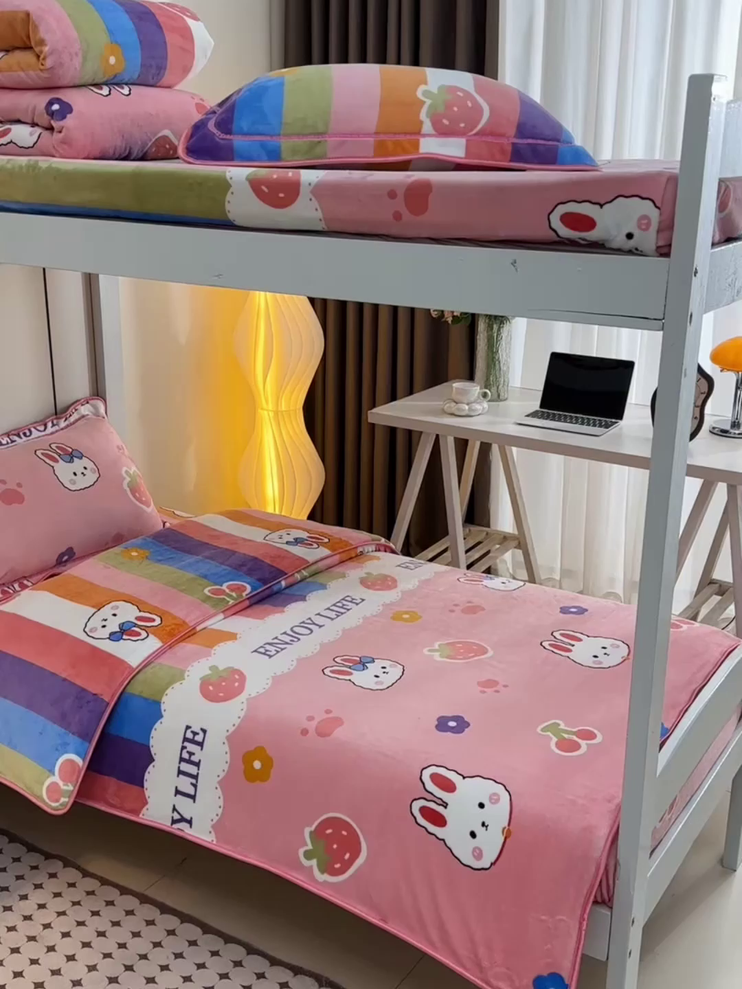 91家纺网 家纺一手货源 找家纺 缘莉娜家纺 2025新款牛奶绒印花学生宿舍三件套上下铺三件套 兔兔乐园