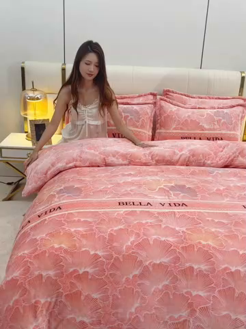 91家纺网 家纺一手货源 找家纺 (总）曼尼2025新品高克重直播印花牛奶绒四件套床裙款法莱绒金貂珊瑚绒