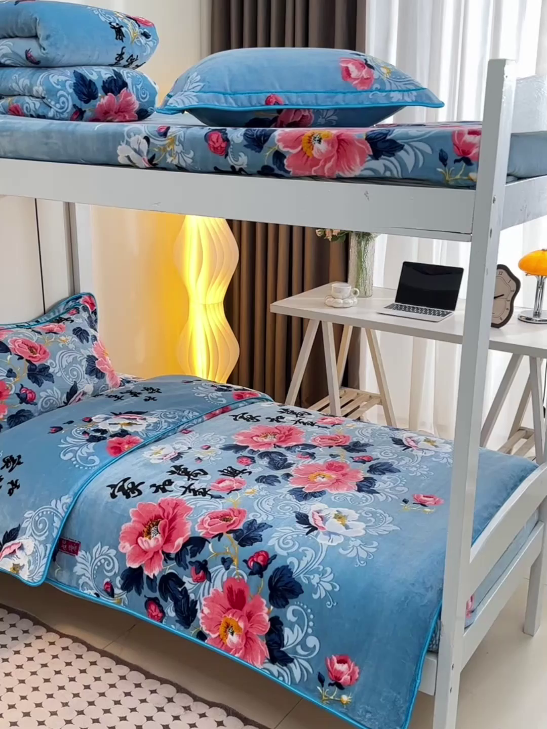 91家纺网 家纺一手货源 找家纺 缘莉娜家纺 2025新款牛奶绒印花学生宿舍三件套上下铺三件套 家和万事兴