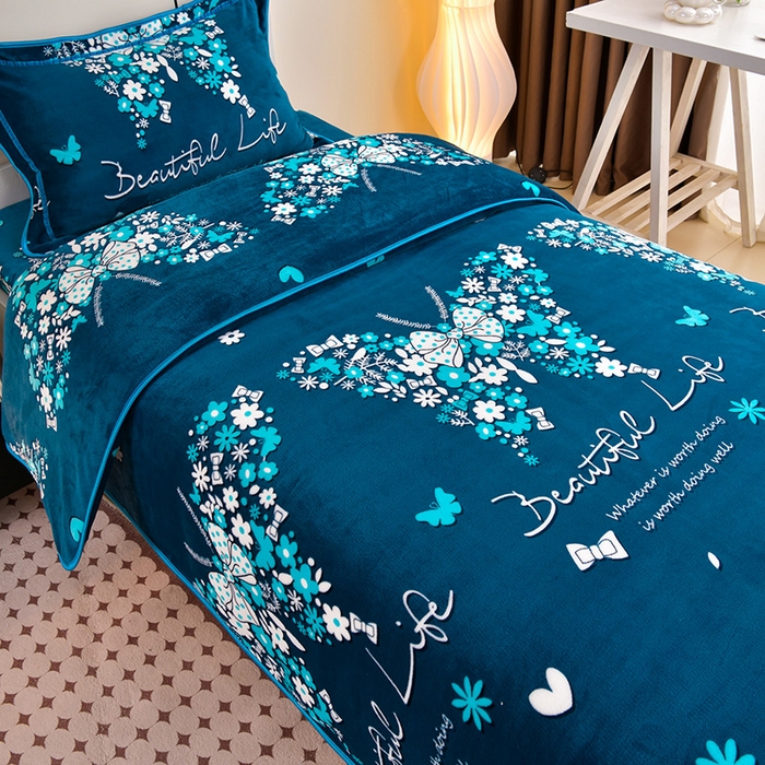 91家纺网 家纺一手货源 找家纺 缘莉娜家纺 2025新款牛奶绒印花学生宿舍三件套上下铺三件套 翩翩起舞