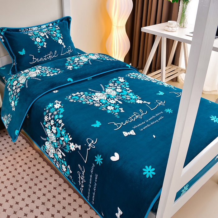 91家纺网 家纺一手货源 找家纺 缘莉娜家纺 2025新款牛奶绒印花学生宿舍三件套上下铺三件套 翩翩起舞