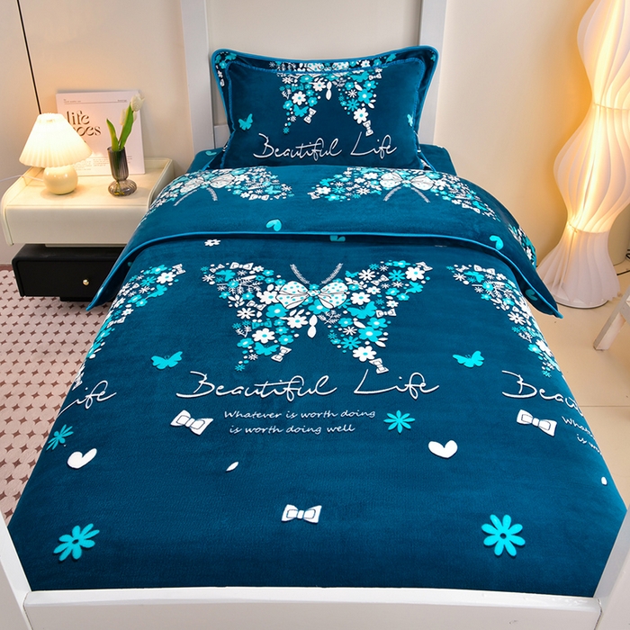 91家纺网 家纺一手货源 找家纺 缘莉娜家纺 2025新款牛奶绒印花学生宿舍三件套上下铺三件套 翩翩起舞